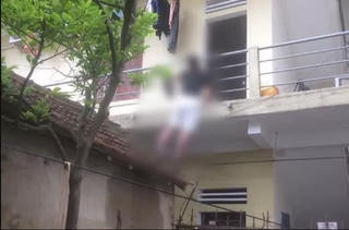 Tá hỏa phát hiện thi thể nam giới treo lơ lửng trên lan can dãy trọ