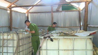 Hà Tĩnh: Bắt quả tang cơ sở tái chế dầu nhớt lậu