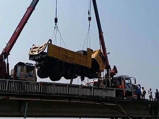 Va chạm trên cầu, ôtô tải rơi xuống sông