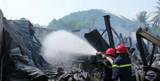 Cháy lớn thiêu rụi tài sản xưởng sản xuất bàn ghế nhựa