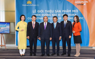 Thủ tướng dự lễ giới thiệu sản phẩm mới trên đường bay đi/đến Osaka