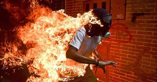 Ảnh người biểu tình Venezuela bốc cháy giành giải ảnh báo chí thế giới