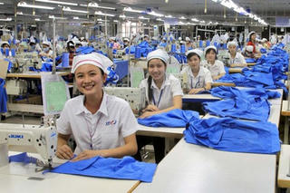 Chính sách đối với lao động nữ: Hợp lý nhưng khó khả thi