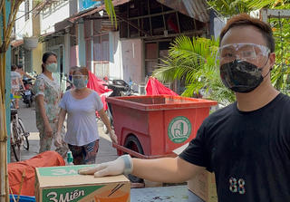 Tình người nơi hẻm 'dịch'