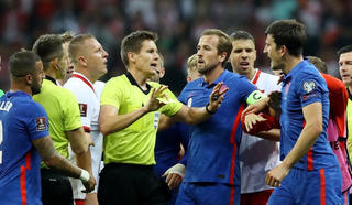 Sao tuyển Anh và Ba Lan tranh cãi nảy lửa trong ngày Harry Kane lập siêu phẩm