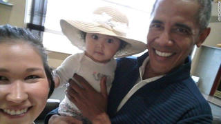 Bức ảnh ông Obama bế bé gái gây sốt mạng
