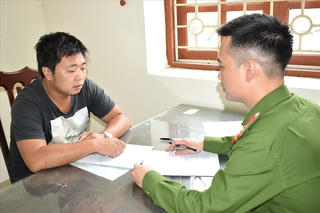 Đốt xe của hàng xóm để trả thù