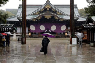 Thủ tướng Nhật Bản gửi đồ lễ đến đền Yasukuni