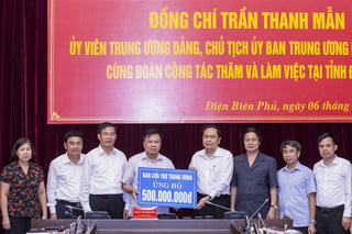 BẢN TIN MẶT TRẬN: Chủ tịch Trần Thanh Mẫn trao 500 triệu đồng hỗ trợ tỉnh Điện Biên