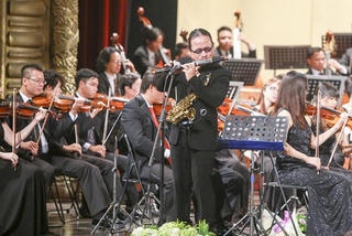 Khi bản hòa tấu ngân lên...