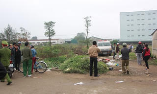 Thi thể người đàn ông gục bên mương nước