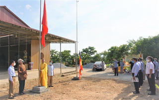 Cờ Tổ quốc tung bay trên xứ đạo