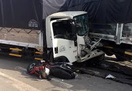 Xe container đâm nhiều ô tô, xe máy dừng đèn đỏ