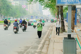 Người dân bức xúc khi vỉa hè đường Lê Văn Lương bị rào chắn kiên cố