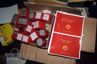 Triệt phá đường dây làm giấy tờ giả quy mô lớn