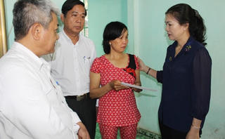 Phó Chủ tịch Trương Thị Ngọc Ánh thăm, tặng quà nạn nhân TNGT tại Bình Dương