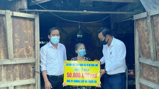 Đại diện Hoài Linh trao tiếp 1,65 tỷ đồng tại Quảng Nam