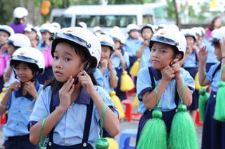 Trao tặng mũ bảo hiểm cho học sinh lớp 1 năm học 2018-2019