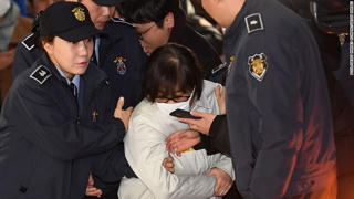 Bạn thân bà Park Geun-hye bị kết án tù giam