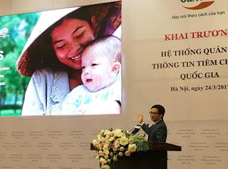 Nụ cười rạng rỡ của bà mẹ đội nón rách và y tế Việt Nam