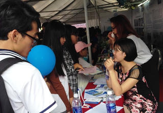 Nhộn nhịp tư vấn tuyển sinh