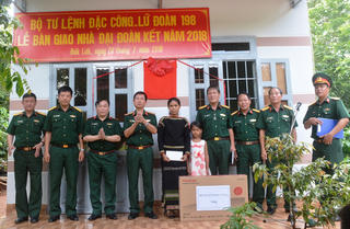 Ấm tình quân - dân