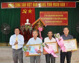 Truy tặng danh hiệu ‘Bà Mẹ Việt Nam Anh hùng’ và tặng thưởng Huân chương độc lập