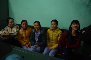 Bị đòi nợ, chủ cũ lao vào cắn chảy máu tay nữ nhân viên vệ sinh