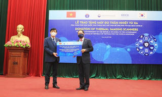Tiếp nhận 40 máy đo thân nhiệt từ xa của Chính phủ Hàn Quốc