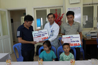 Giao lại 2,5 tỷ đồng cho 4 nạn nhân vụ TNGT thảm khốc