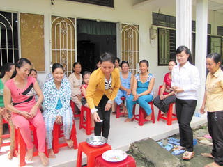 Phát huy vai trò phụ nữ trong xây dựng gia đình '5 không, 3 sạch'