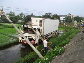 Xe tải mất lái đâm gãy 2 trụ điện lao xuống ruộng