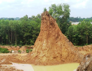 Nguy cơ của việc đào đất gần trụ điện 500kV Bắc Nam