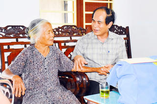 Gia Lai: Thăm, tặng quà gia đình chính sách