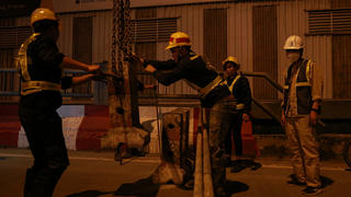 Cận cảnh: Rào chắn, tháo dỡ 2 nhịp cầu Vĩnh Tuy, đi lại sẽ ra sao?