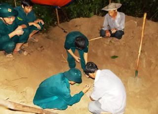 Quảng Nam: Khai quật hài cốt liệt sĩ