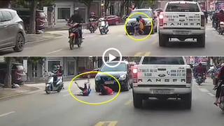 [VIDEO] Chạy băng qua đường, 2 bé gái tiểu học bị ôtô tông văng