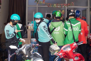 Hà Nội cấp 'thẻ thông hành' cho shipper mô tô hoạt động trở lại