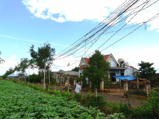 Ở gần thị trấn, dân vẫn thiếu điện