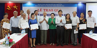 Trao quà hỗ trợ hoạt động khuyến học cho 11 tỉnh, thành phố khu vực miền Trung