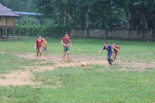 Chơi bóng giữa mưa lạnh, một bé trai 5 tuổi tử vong