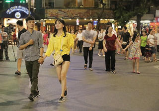 Kéo dài thời gian của phố đi bộ hồ Hoàn Kiếm dịp Tết Dương lịch