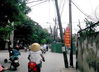 Cần rà soát, tháo gỡ cột điện nghiêng