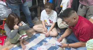 Bắt quả tang nhóm 'nam thanh nữ tú' đang sát phạt nhau trên chiếu bạc