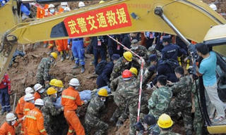 Tìm thấy gần 60 thi thể sau vụ lở đất tại Trung Quốc