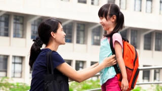 Bạn cùng bàn con mặc áo màu gì?