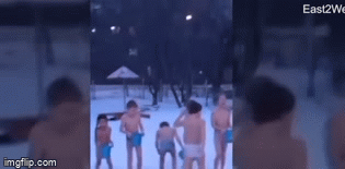 Sốc: Học sinh mầm non cởi trần tắm nước đá giữa trời lạnh -25 độ