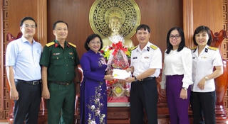 Đoàn công tác TP Hồ Chí Minh thăm bộ đội vùng 4 Hải quân