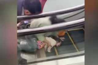 [VIDEO CLIP]: Bé gái khóc thét khi bị kẹt tay vào thang cuốn