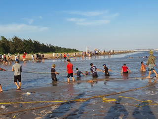 [ẢNH] Nam Định: Dân giăng lưới tìm kiếm con em dưới lòng biển sâu